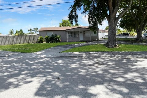 House in Fort Lauderdale, Florida 3 bedrooms, 124.95 sq.m. № 1293158 - photo 1