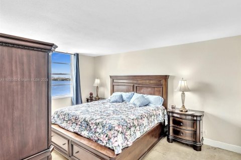 Condo in Miami Beach, Florida, 1 bedroom  № 1364068 - photo 19