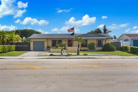 Villa ou maison à vendre à Miami, Floride: 3 chambres, 113.53 m2 № 1384139 - photo 1