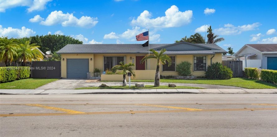 House in Miami, Florida 3 bedrooms, 113.53 sq.m. № 1384139