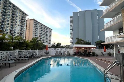 Condominio en venta en Hallandale Beach, Florida, 1 dormitorio, 66.89 m2 № 986828 - foto 5