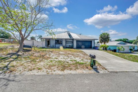 Villa ou maison à vendre à Jensen Beach, Floride: 4 chambres, 182.74 m2 № 1228602 - photo 4