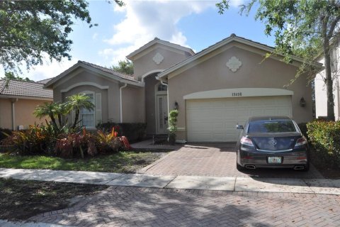 House in Weston, Florida 4 bedrooms, 230.03 sq.m. № 1120231 - photo 21
