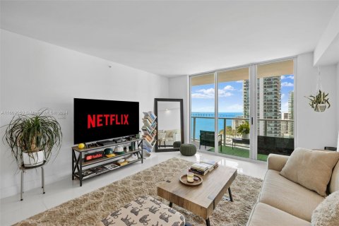 Condo in Miami, Florida, 1 bedroom  № 1232722 - photo 11