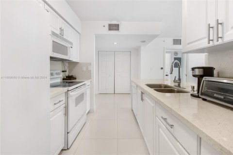 Condo in Miami, Florida, 1 bedroom  № 1232722 - photo 19