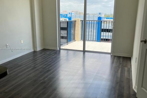 Condo in Miami, Florida, 2 bedrooms  № 1269899 - photo 4