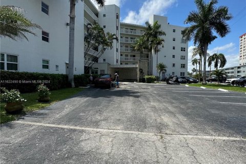 Condo in Hallandale Beach, Florida, 1 bedroom  № 1269900 - photo 11