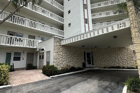 Condo in Hallandale Beach, Florida, 1 bedroom  № 1269900 - photo 2