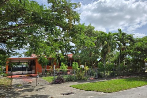 Casa en venta en Miami, Florida, 4 dormitorios, 227.42 m2 № 1398160 - foto 1