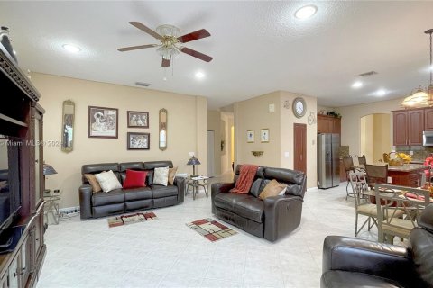 Villa ou maison à vendre à Pembroke Pines, Floride: 6 chambres, 359.53 m2 № 1269581 - photo 13