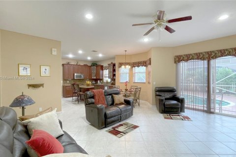 Villa ou maison à vendre à Pembroke Pines, Floride: 6 chambres, 359.53 m2 № 1269581 - photo 12