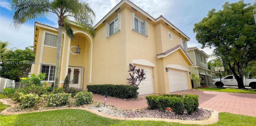 House in Pembroke Pines, Florida 6 bedrooms, 359.53 sq.m. № 1269581