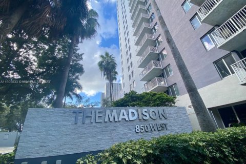 Condo in Miami, Florida, 2 bedrooms  № 1269582 - photo 1