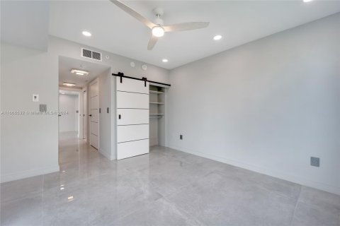 Condo in Miami Beach, Florida, 2 bedrooms  № 1385767 - photo 15