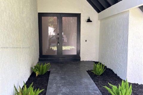 House in Miami, Florida 3 bedrooms, 157.47 sq.m. № 1362475 - photo 13