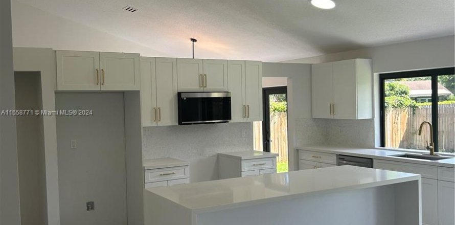 House in Miami, Florida 3 bedrooms, 157.47 sq.m. № 1362475