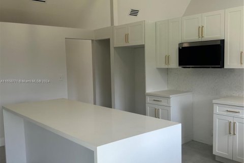 House in Miami, Florida 3 bedrooms, 157.47 sq.m. № 1362475 - photo 2