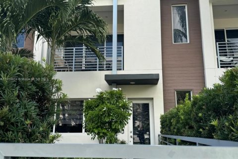 Townhouse in GALLERIA VILLAGES in Fort Lauderdale, Florida 3 bedrooms, 147.44 sq.m. № 1364254 - photo 1