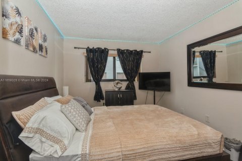 Condo in Miami, Florida, 2 bedrooms  № 1362640 - photo 17