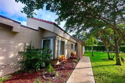 Villa ou maison à louer à Weston, Floride: 3 chambres, 154.68 m2 № 1364255 - photo 1