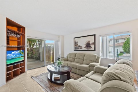 Touwnhouse à vendre à Miami, Floride: 3 chambres, 154.87 m2 № 1362229 - photo 6