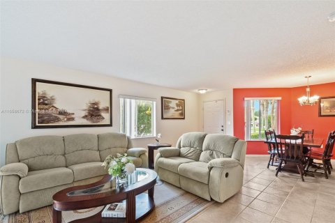 Touwnhouse à vendre à Miami, Floride: 3 chambres, 154.87 m2 № 1362229 - photo 7