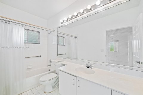 Condo in Tamarac, Florida, 2 bedrooms  № 1172594 - photo 24