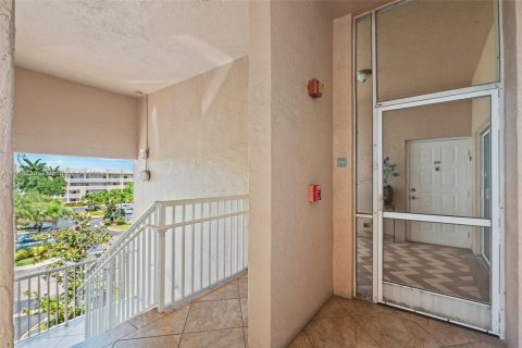 Condo in Tamarac, Florida, 2 bedrooms  № 1172594 - photo 2