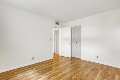 Condo in Lake Worth, Florida, 2 bedrooms  № 970353 - photo 27