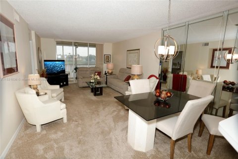 Condominio en venta en Tamarac, Florida, 2 dormitorios, 112.88 m2 № 1000527 - foto 21