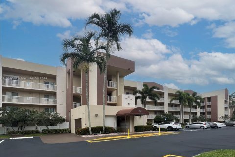 Condominio en venta en Tamarac, Florida, 2 dormitorios, 112.88 m2 № 1000527 - foto 1