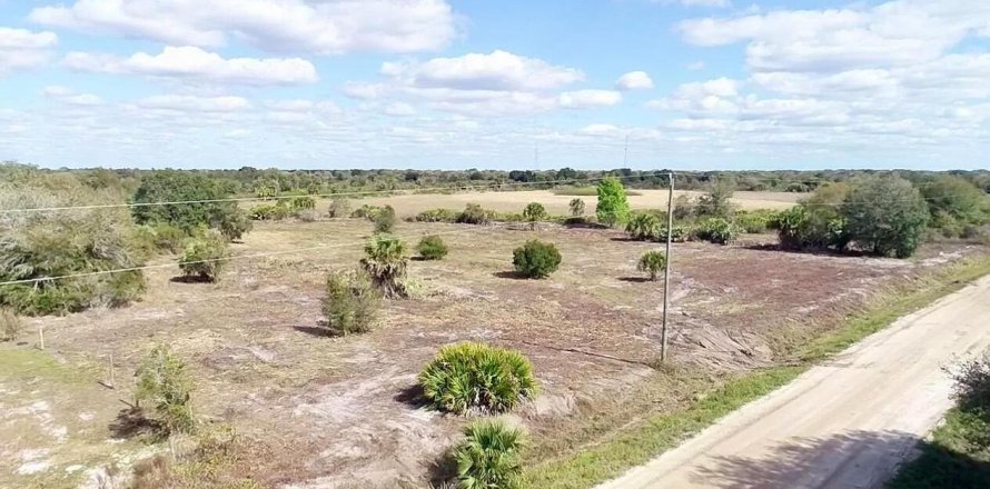 Land in Okeechobee, Florida № 970519