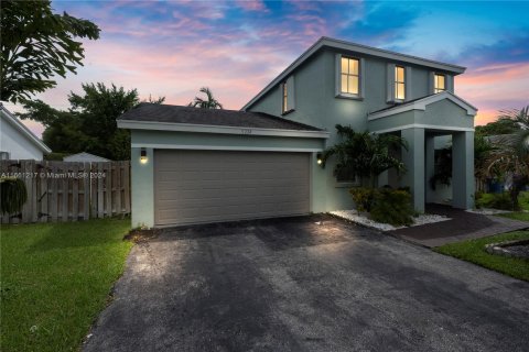 House in Sunrise, Florida 4 bedrooms, 206.15 sq.m. № 1380052 - photo 2