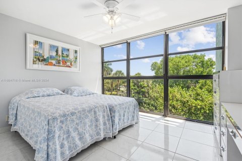 Condominio en venta en Hallandale Beach, Florida, 2 dormitorios, 132.85 m2 № 1229834 - foto 14