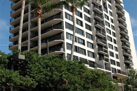 Condo in Miami, Florida, 1 bedroom  № 1362167 - photo 2