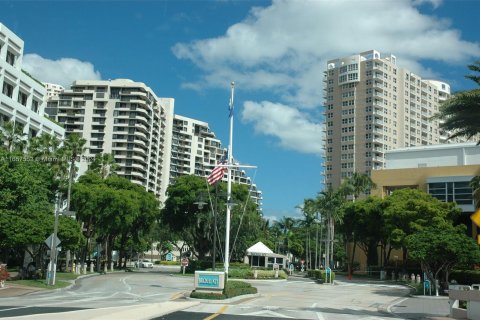 Condo in Miami, Florida, 1 bedroom  № 1362167 - photo 1