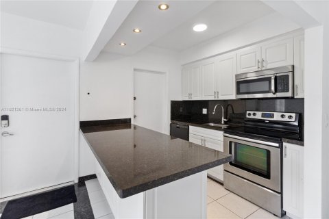 Condo in Miami Beach, Florida, 1 bedroom  № 1242277 - photo 7