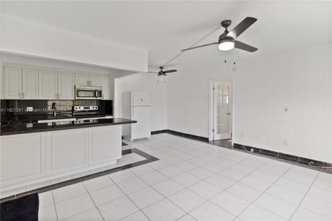 Condo in Miami Beach, Florida, 1 bedroom  № 1242277 - photo 4