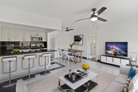 Condo in Miami Beach, Florida, 1 bedroom  № 1242277 - photo 1