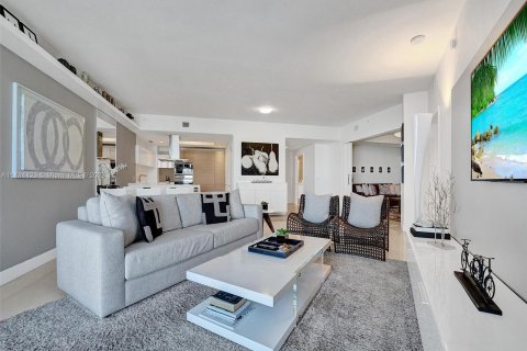 Condominio en venta en North Miami Beach, Florida, 3 dormitorios, 175.86 m2 № 832640 - foto 1