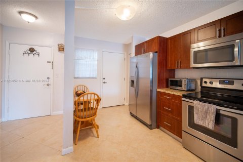 Condo in Miami, Florida, 2 bedrooms  № 1381964 - photo 11