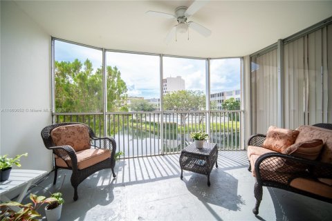 Condo in Miami, Florida, 2 bedrooms  № 1381964 - photo 1