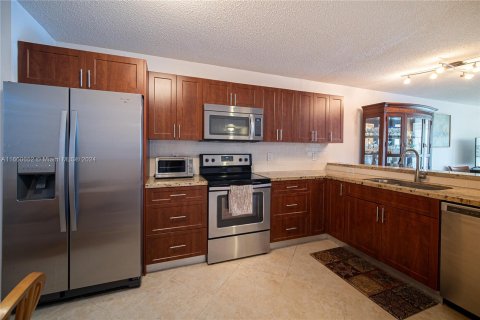 Condo in Miami, Florida, 2 bedrooms  № 1381964 - photo 12