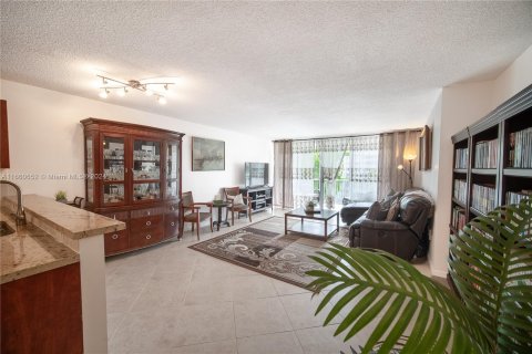 Condo in Miami, Florida, 2 bedrooms  № 1381964 - photo 14