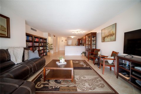 Condo in Miami, Florida, 2 bedrooms  № 1381964 - photo 16