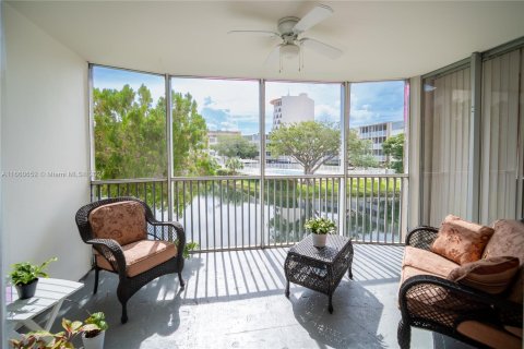 Condo in Miami, Florida, 2 bedrooms  № 1381964 - photo 3