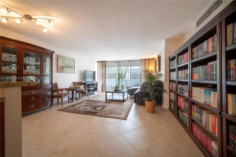 Condo in Miami, Florida, 2 bedrooms  № 1381964 - photo 19