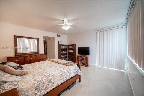 Condo in Miami, Florida, 2 bedrooms  № 1381964 - photo 26