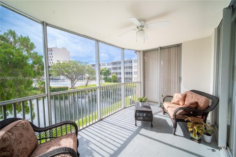 Copropriété à vendre à Miami, Floride: 2 chambres, 133.31 m2 № 1381964 - photo 2