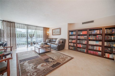 Condo in Miami, Florida, 2 bedrooms  № 1381964 - photo 15